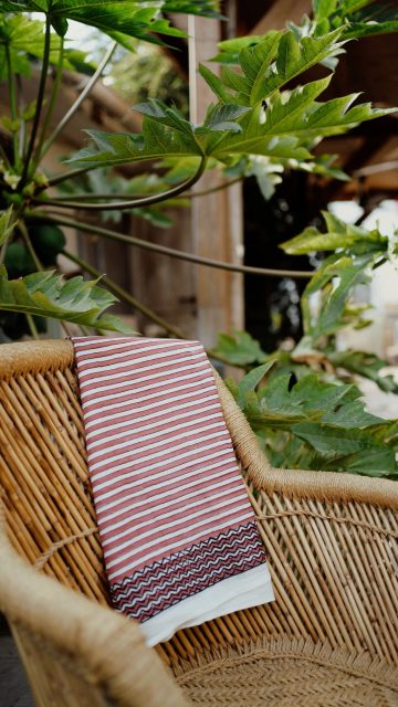 Pour ne pas changer des habitudes de la Caz’, chaque pièce que nous sélectionnons pour vous, est entièrement faite à la main, un vrai savoir-faire traditionnel.

Nos paréos indiens sont légers, doux, sèchent rapidement et peuvent s’utiliser à la plage, en sortie, comme accessoire ou même en décoration à la maison. Leurs motifs colorés qui respirent l’évasion !

#natureenergy #macazin #étéaustral #iledelareunion