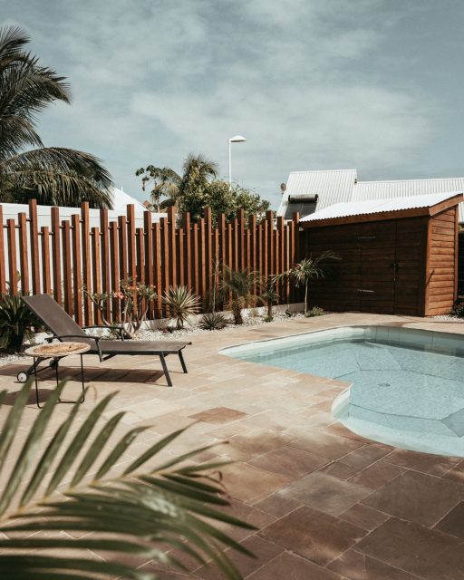 Un aménagement aux tons variés qui mélange des graviers multicolores et une terrasse en dalles de grès chocolat, une pierre aux couleurs terracotta, antidéparante et qui demande aucun entretien. 

Un extérieur qui respire la sérénité. Bravo à @cnaturejardin pour cette aménagement spectaculaire !
 
👉🏽 Votre maCAZin vous accueille du lundi au samedi à La Possession au 42 rue Mahatma Gandhi à La Possession, du lundi au vendredi de 8h à 16h et le samedi de 9h à 12h30.

#natureenergy #maCazin #aménagementexterieur974 #pierrenaturelle97