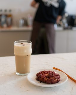 La feuille de pierre peut aussi sublimer vos comptoirs 🤩

@redcookiebrand a choisi notre feuille de pierre Ice Pearl pour habiller son espace, le résultat ? Un comptoir à la fois élégant, épuré, moderne et naturel. 🖤

On adore le rendu final ! Et vous ?

#natureenergy #macazin #iledelareunion #feuilledepierre #feuilledepierre974 #realisationclient #coffeeshop #saintgilleslesbains