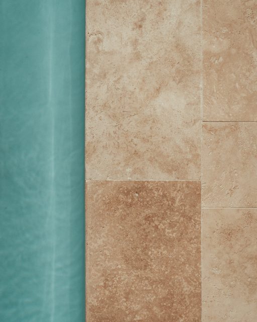 Un aménagement extérieur qui ne passe pas inaperçu 🖤

Pour cette nouvelle réalisation, notre cliente a choisi le travertin light commercial en format opus romain pour habiller la plage de piscine.

Un choix esthétique et durable qui valorise immédiatement l’espace et lui donne un style résolument élégant.. un choix qui s’adapte parfaitement bien avec la cuisine !

📩 contact@nature-energy.re
0262 41 08 42 - 0693 11 14 74

#natureenergy #magasin #amenagementexterieur #plagedepiscine #travertin #travertin #outdoorliving #stonelovers