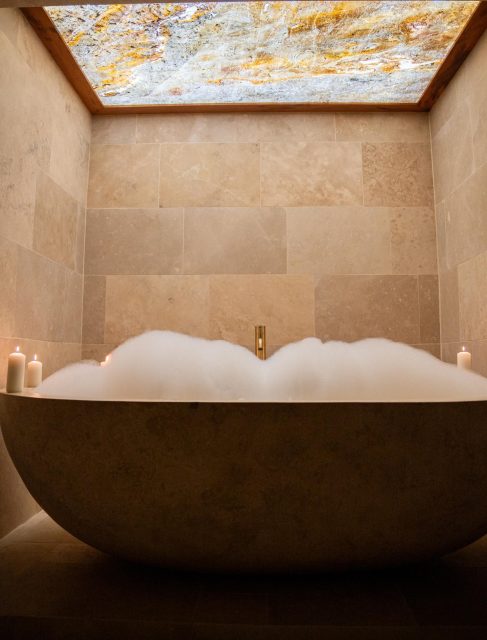 Cette feuille de pierre placée au dessus de la baignoire transforme la salle de bain en véritable espace de détente.. une atmosphère minérale et apaisante, inspirée par la nature. 🖤
‌
#NatureEnergy #MaCazin #FeuilleDePierre #StoneDesign