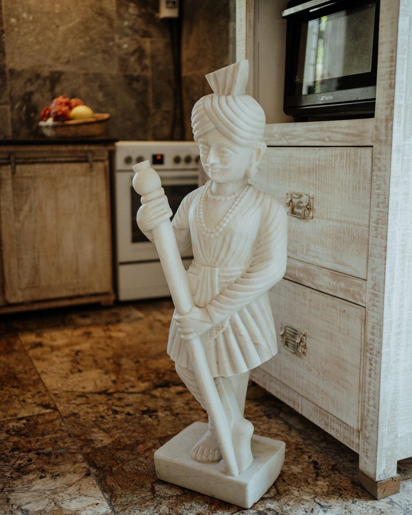 Le gardien en marbre blanc..

Sculptée à la main dans le marbre blanc, reconnu pour sa pureté exceptionnelle et sa faible porosité, cette statue allie élégance et durabilité.

Résistante aux intempéries, elle conserve sa blancheur éclatante au fil du temps. Inspirée des figures protectrices traditionnelles, elle apporte une touche majestueuse et apaisante à tout espace. 🌿
 
#NatureEnergy #MarbreBlanc #ArtSculpté #DesignIntérieur