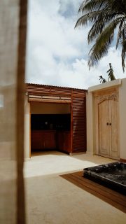 Une réalisation où chaque pièce révèle la puissance de la pierre : granit Alaska Gold, quartzite cuivrée, pierre d’Égypte et feuilles de pierre aux teintes dorées… ✨🪨

Et vous, vous aimez ces jolies associations de matières ?

#NatureEnergy #IleDeLaReunion