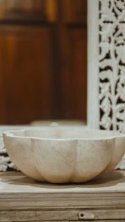 Chaque vasque en pierre naturelle est une pièce unique et façonnée à la main.. et figurez vous qu’il y en a plein le MaCazin 🌿
#natureenergy #maCazin #iledelareunion #salledebain