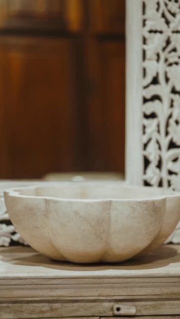 Chaque vasque en pierre naturelle est une pièce unique et façonnée à la main.. et figurez vous qu’il y en a plein le MaCazin 🌿

‌#natureenergy #maCazin #iledelareunion #salledebain