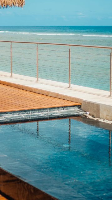 Une piscine mise en valeur par la Quartzite Silver Grey 🪨💦

Des nuances minérales subtiles, une pierre naturellement antidérapante et durable.. Ici, la matière devient une expérience.
 
Magnifique @villadeluxe.re 🫶🏽

#NatureEnergy #MaCazin #QuartziteSilverGrey #AmenagementPiscine #PierreNaturelle974 #ExterieurReunion