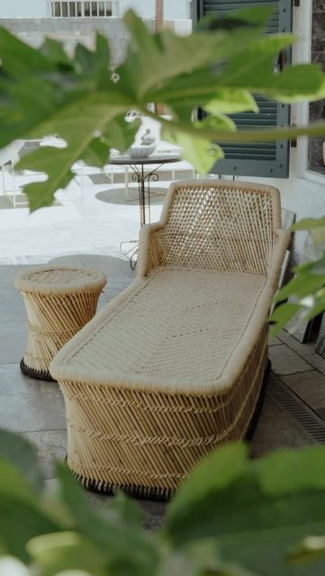 On l’imagine déjà, installé dans un coin du jardin ou sur le bord de la piscine, pour contempler la vue. Un de vos coups de coeur, qui trouve forcément sa place à la Caz’ ✨

Le roseau, une fibre végétale robuste et respirante, fait de chaque pièce un objet unique, respectueux de la nature et des savoir-faire artisanaux. 🖤

#naturenergy #faitmain #artisanatdumonde