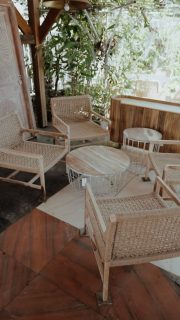 Cette année encore pour les fêtes, on a choisi pour vous des pièces qui durent, respectueuses de l’environnement et éthiques.. des meubles qui vivent avec vous, se patinent, se transmettent. ✨
Cet ensemble de table basse en bois de rose indien, et ses chaises en jute tressé, apportent une touche artisanale, une idée de cadeau qui rassemble.
Encore disponible en quelques exemplaires au MaCazin 🤎
#natureenergy #macazin #idéecadeau #fabricationmain