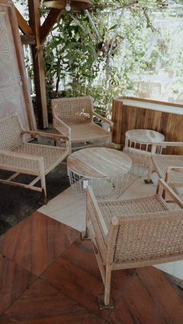 Cette année encore pour les fêtes, on a choisi pour vous des pièces qui durent, respectueuses de l’environnement et éthiques.. des meubles qui vivent avec vous, se patinent, se transmettent. ✨🫶

Cet ensemble de table basse en bois de rose indien, et ses chaises en jute tressé, apportent une touche artisanale, une idée de cadeau qui rassemble. et encore disponible en quelques exemplaires au MaCazin

#natureenergy #macazin #idéecadeau #fabricationmain