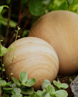 Nos boules en pierre naturelle métamorphosent vos extérieurs 🌳

Chaque nuance, chaque grain raconte une histoire unique.. Seules, en duo ou en composition, elles apportent relief, caractère et élégance à vos aménagements. 🤎👌🏽

#NatureEnergy #PierreNaturelle #AménagementExtérieur #DesignMinéral
